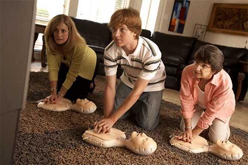 奶奶、妈妈和儿子在客厅练习徒手心肺复苏术