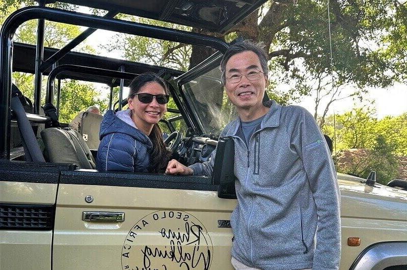 Dr. 约瑟夫·吴和他的妻子杰德参观南非克鲁格国家公园. (Photo courtesy of Dr. Joseph Wu)