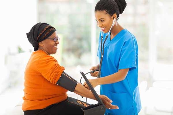 女医务人员正在检查女性的血压