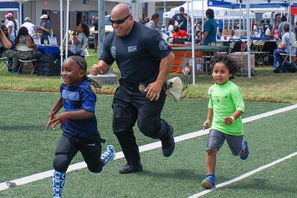 洛杉矶警官和孩子们一起参加健康活动