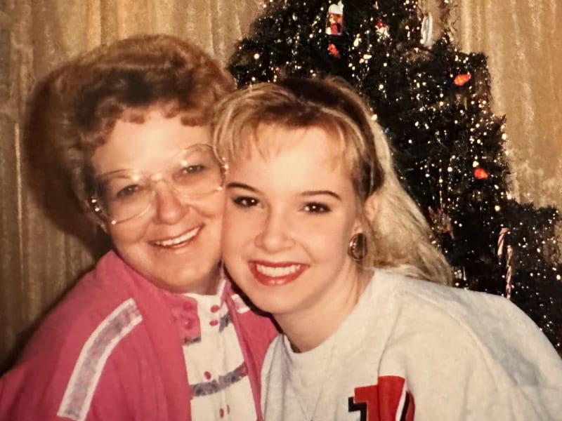 上世纪90年代中期，克里西·奥登(左)和她的妈妈埃德娜·麦琴. (图片由Krissi Oden提供)