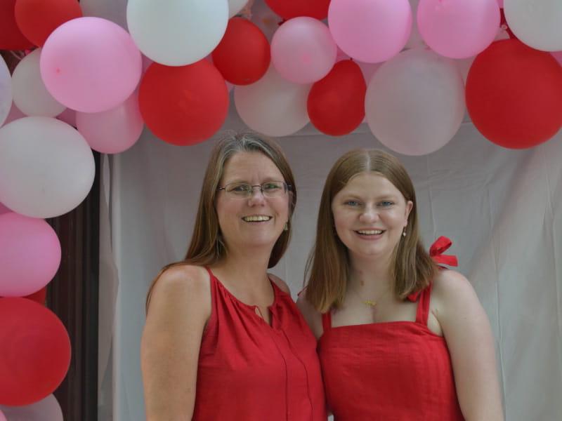 凯瑟琳·赫尔曼(左)和她的妈妈卡拉·海利，凯瑟琳心脏移植一年后. (Photo courtesy of Katherine Herrmann)
