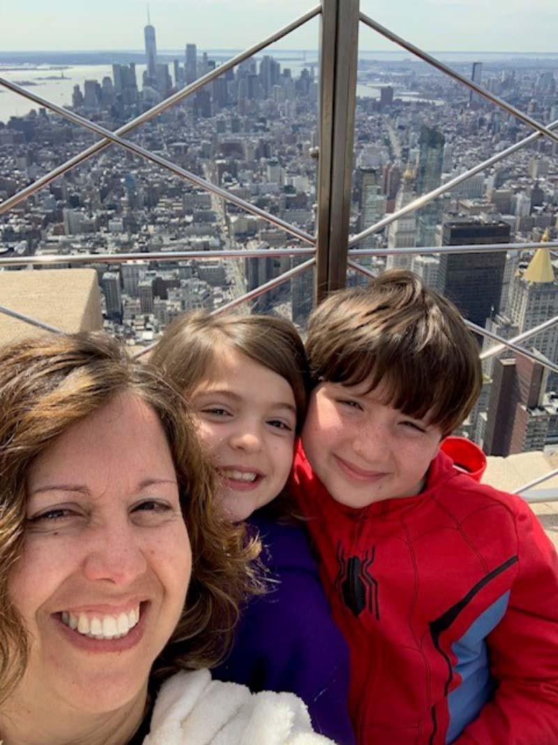 丹妮尔·麦科利恩(右)和她的双胞胎乔伊和吉安娜一起去纽约旅行. (图片由Danielle McCollian提供)
