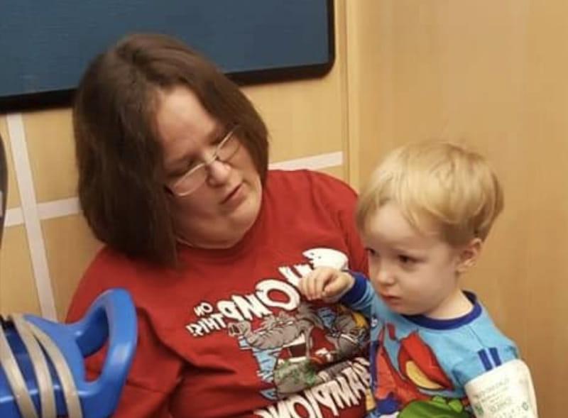 康纳·霍尔和他妈妈斯蒂芬妮在医院. (图片由霍尔一家提供)