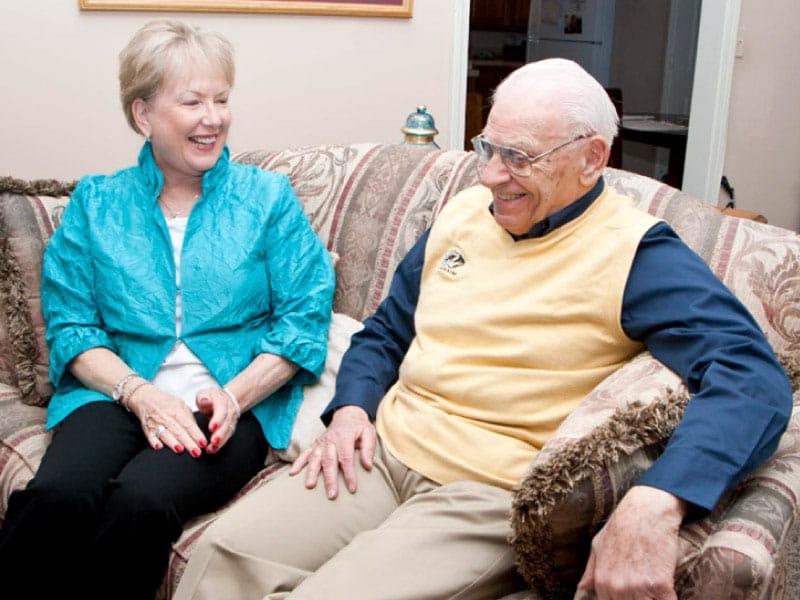 Heart disease survivor and nurse Marilyn Rantz (right) at 哥伦比亚的一个老年社区, 密苏里州. (图片由Marilyn Rantz提供)