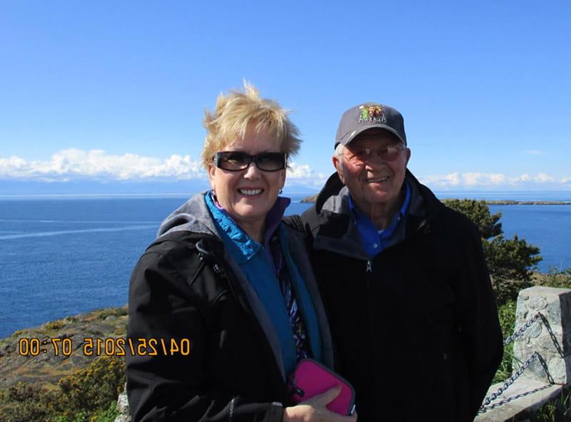 2015年，玛丽莲·兰茨(右)和丈夫沃利在度假. (图片由Marilyn Rantz提供)