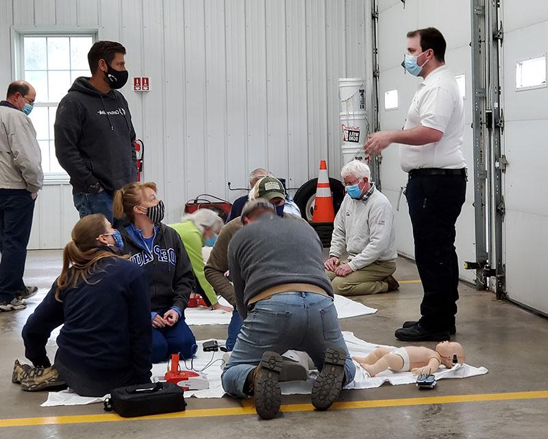 布莱恩·洛克伍德(Brian Lockwood)是接听丽莎911电话的急救医生之一，他对一群人进行心肺复苏术培训. (Photo courtesy of Lisa Wiles)