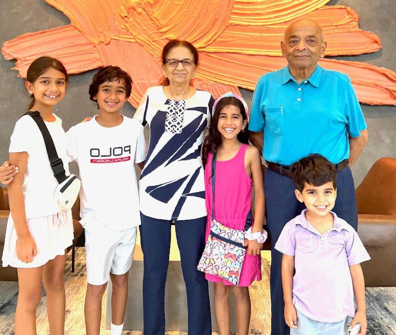 Rekha Desai和她的丈夫, 罗希特(左一)和孙子们, 左起:Kaveh, Kaiya, 阿曼和安雅. (图片来源:达瓦德赛)