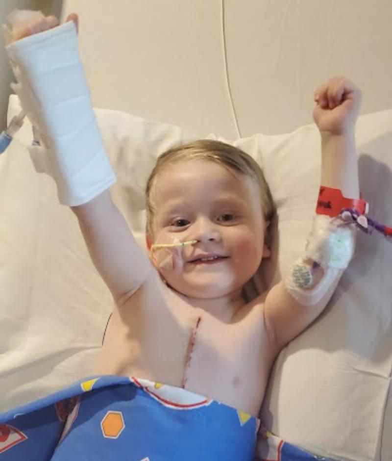 Jason Siqueiros en el hospital después de su trasplante de corazón. El niño pasó por cuatro paros cardíacos antes de recibir un nuevo corazón. (Foto cortesía de la familia Siqueiros)