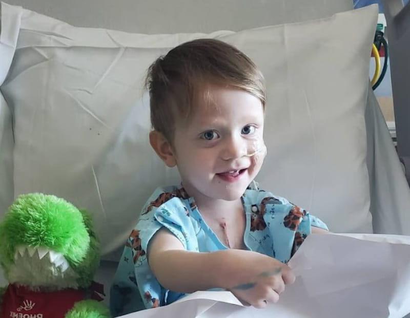 Jaxon Siqueiros recuperándose en el hospital después de recibir un nuevo corazón. Su madre, medio en broma, dijo que la cirugía de Jaxon fue el único 