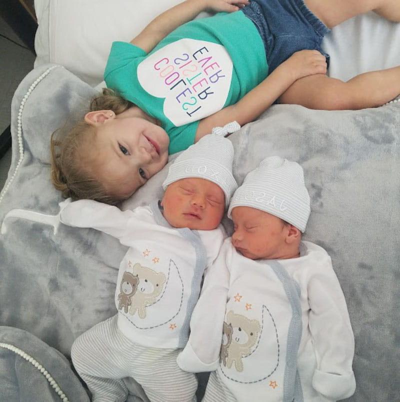 Isabel Siqueiros con sus hermanos gemelos recién nacidos, Jason y Jaxon. (Foto cortesía de la familia Siqueiros)