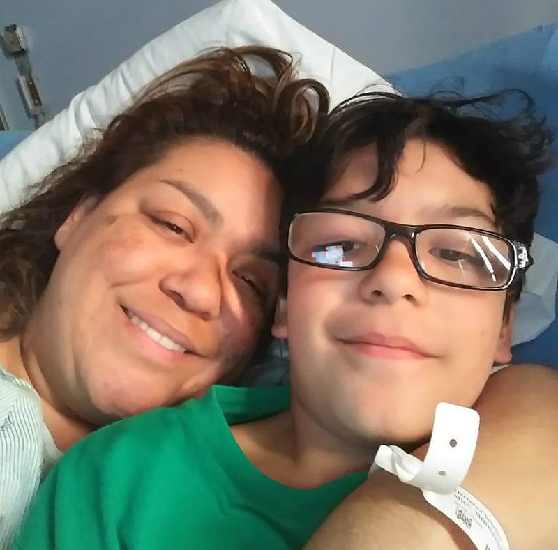 克里斯蒂娜·埃雷拉在接受三重搭桥手术前拥抱了她的儿子迭戈. (图片由Christina Herrera提供)